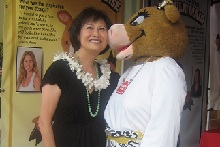 Lani Moo kissing Sylvia Yuen